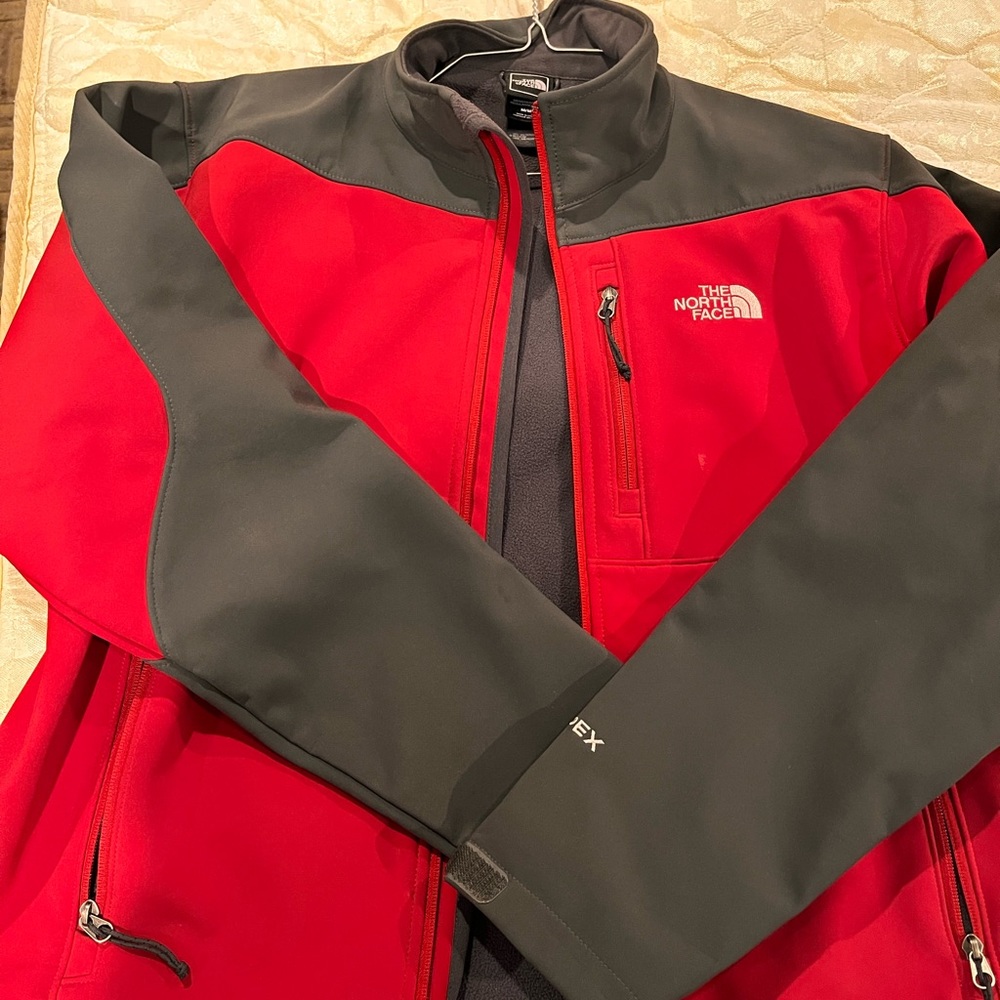 North face men jacket in amazing condition
